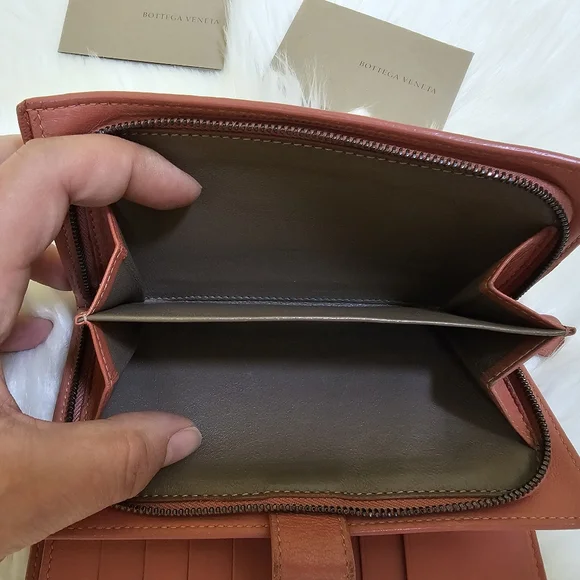 Bottega Veneta Intrecciato Flap Wallet, coral - Picture 12 of 14